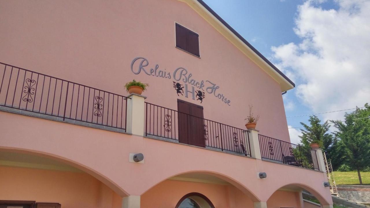 Relais Black Horse Millesimo Esterno foto