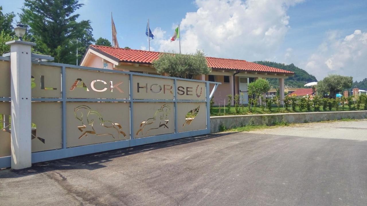 Relais Black Horse Millesimo Esterno foto