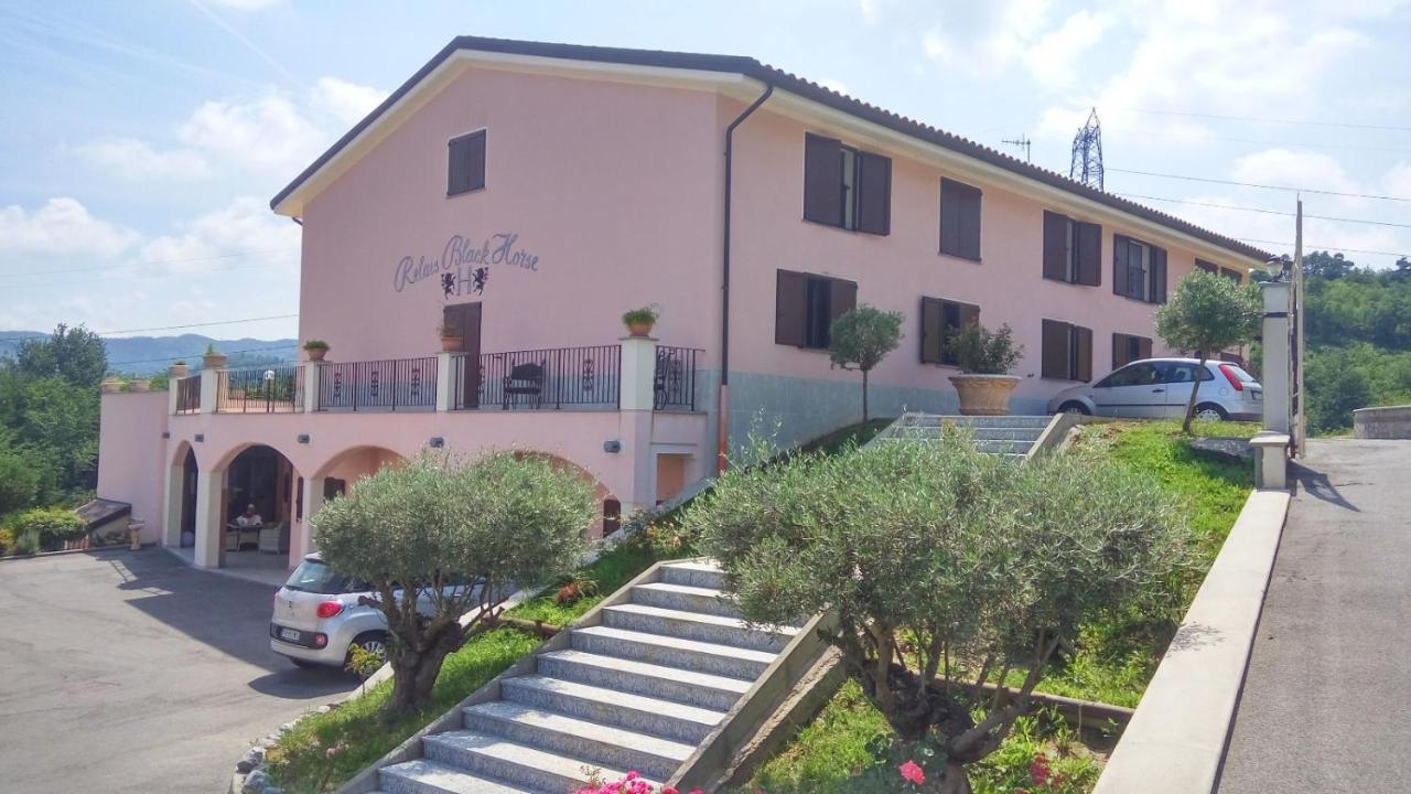 Relais Black Horse Millesimo Esterno foto