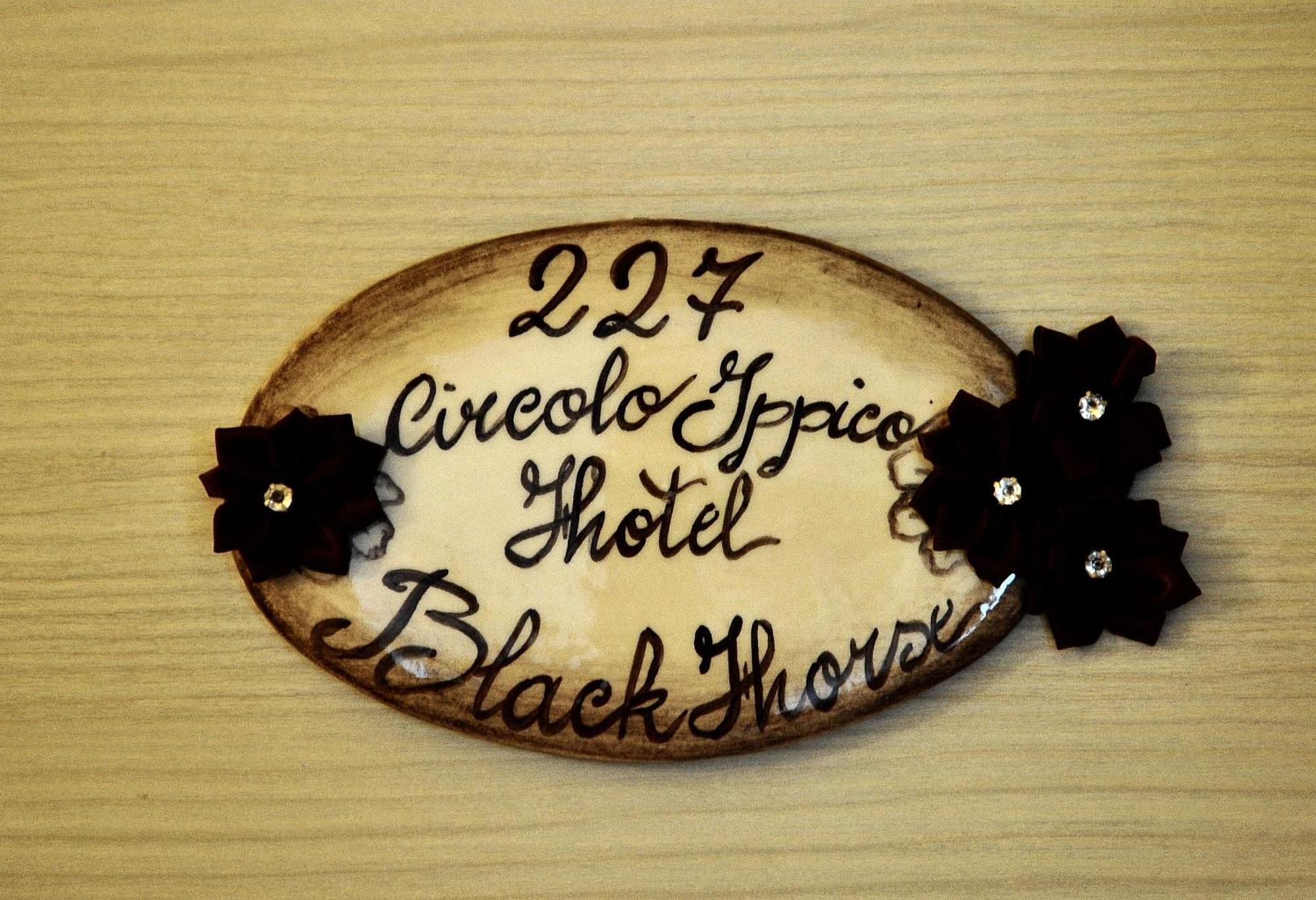 Relais Black Horse Millesimo Camera foto